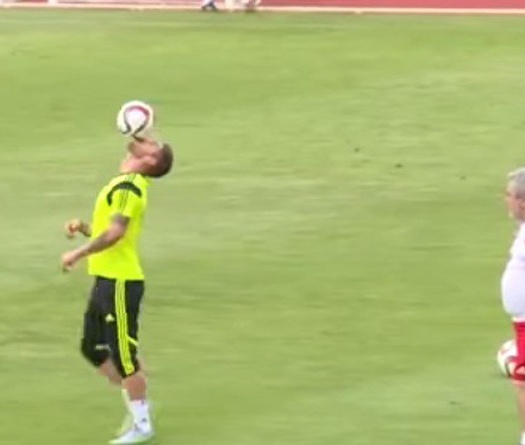 Ramos trổ tài tâng bóng như tiền đạo