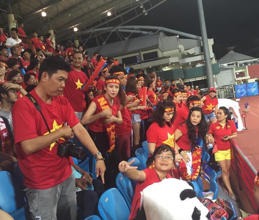 CĐV Việt Nam nhảy cuồng nhiệt theo ‘bài tủ’ của Công Phượng