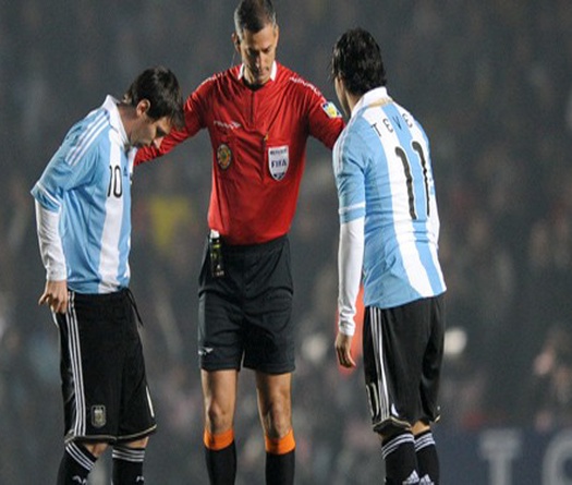 Cái nôn khan của Messi và cái nhìn của Tevez