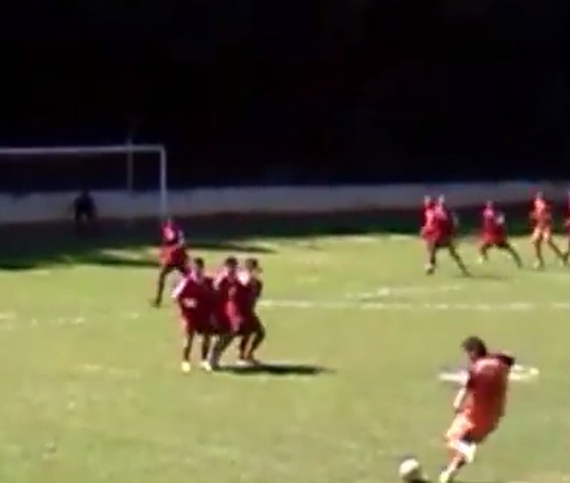 Cầu thủ Hungary tái hiện cú sút phạt của Roberto Carlos