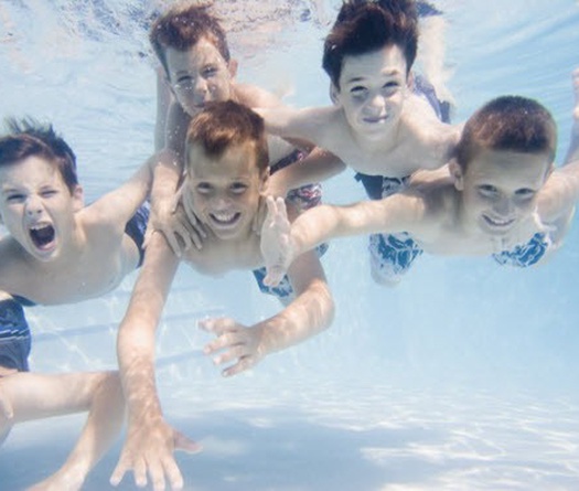 Khởi động kỹ, tránh chấn thương khi bơi