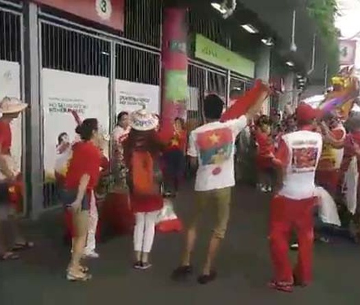 CĐV Việt Nam khuấy động không khí SVĐ quốc gia Singapore