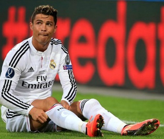 Ronaldo lại “chán đời” ở Real Madrid: “Thòng lọng” đang thắt chặt