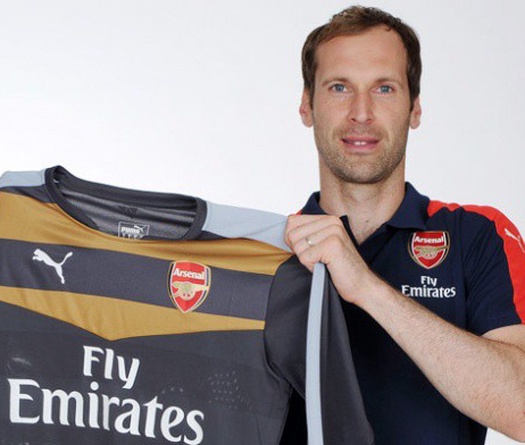 Mặc áo Arsenal, Cech bị fan khủng bố