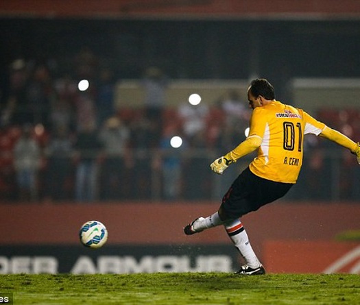 10 pha làm bàn đẹp mắt của các thủ môn