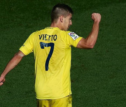 Tân binh Atletico Madrid bất lực trước… chai nước