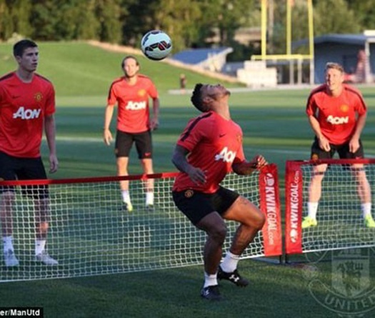 Depay trổ tài trên sân tập