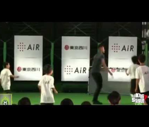Neymar mướt mồ hôi với các em nhỏ Nhật Bản