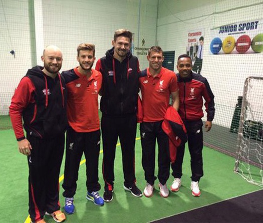 Sao Liverpool trổ tài chơi cricket trên đất Úc