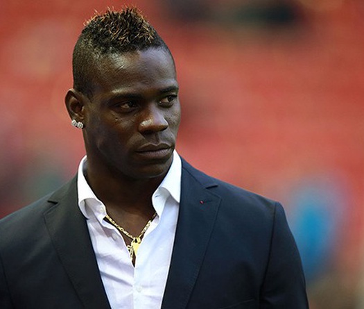CĐV Liverpool tức giận vì Balotelli bênh Sterling