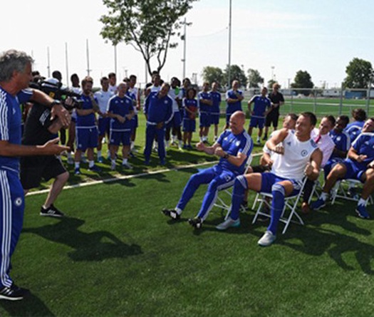 Cầu thủ Chelsea chạy như vịt sau trò đùa của Mourinho