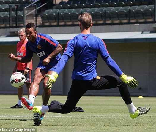 Depay lạnh lùng ngả bàn đèn khuất phục De Gea