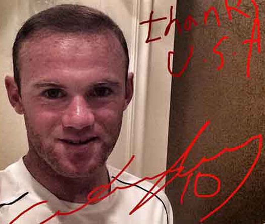 Rooney bị chê cười vì chữ xấu như gà bới