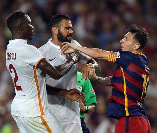 Messi húc đầu, bóp cổ cầu thủ Roma