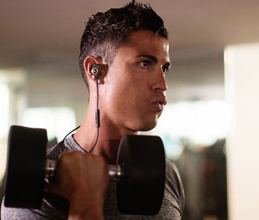 Ronaldo trình làng tai nghe mới