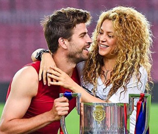 Shakira bị chồng đá bóng vào chỗ hiểm