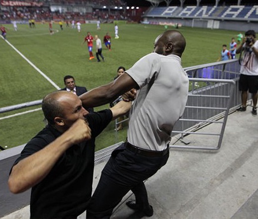 HLV Costa Rica cậy to bắt nạt nhân  viên an ninh