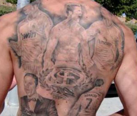 Fan cuồng bán nude khoe 5 hình xăm Ronaldo trên lưng