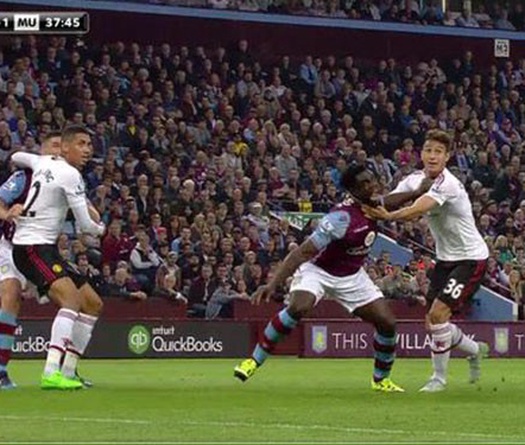 Xem lại pha bóng Darmian ‘túm cổ’ Micah Richards trong vòng cấm