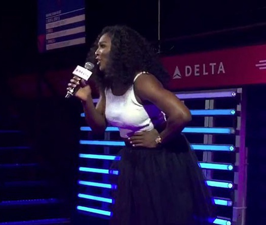 Serena Williams hát karaoke như Lệ Rơi hát live