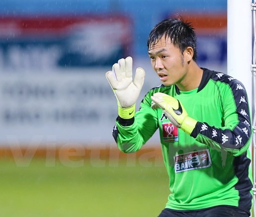 Thủ thành Anh Đức của Hà Nội T&T suýt lập siêu phẩm trên sân phủi