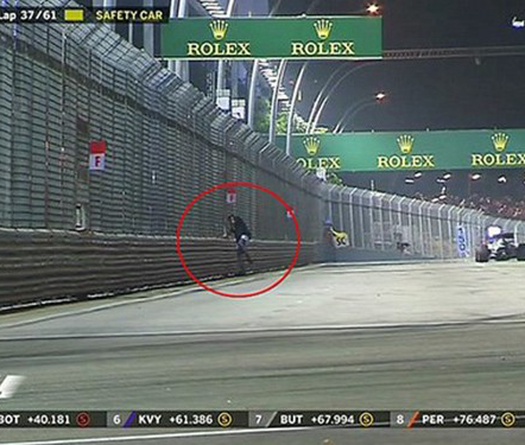 Sao F1 hết hồn vì CĐV lững thững trên đường đua