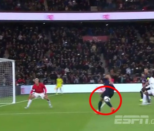 Ibrahimovic ngỡ ngàng trước skill sút bóng có một không hai của Cavani