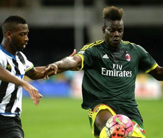 HLV Mihajlovic đá đít Balotelli sau tình huống phô diễn kỹ thuật