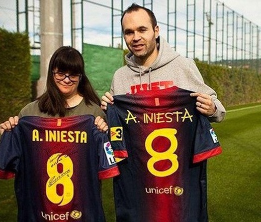 Iniesta bán áo đấu ủng hộ dân tị nạn