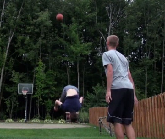 Những pha ném rổ ‘siêu đỉnh’ dậy sóng cộng đồng mạng