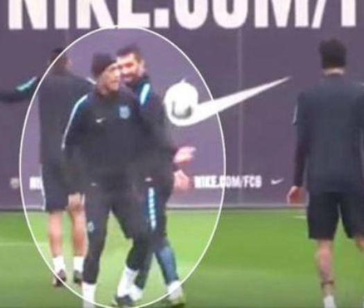 Neymar trổ tài lên bóng trên sân tập khiến đồng đội bó tay