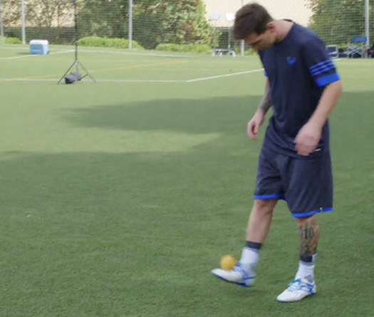 Lionel Messi trở lại với một trái cam