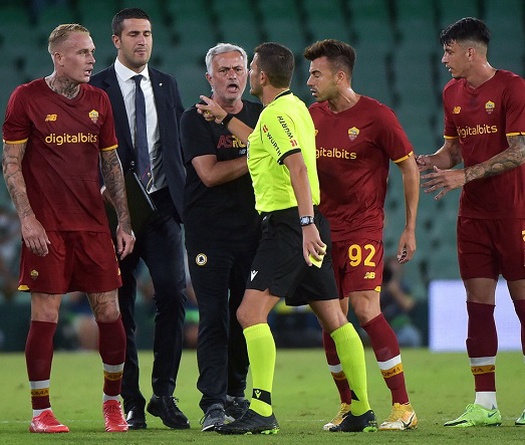 Mourinho cùng trợ lý bị đuổi khỏi sân với 3 cầu thủ AS Roma