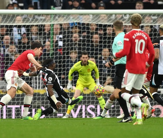 Siêu dự bị Cavani giải cứu một MU “tệ hại, cẩu thả”