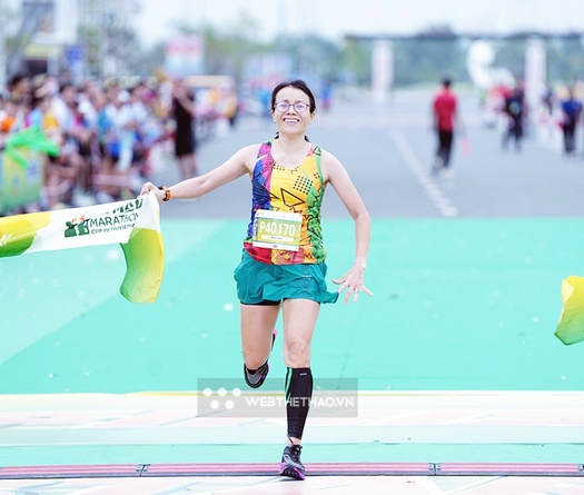 Cựu tuyển thủ dự SEA Games 31 Lê Văn Tuấn và nữ cán bộ Đạm Phú Mỹ vô địch chạy 42km Cà Mau Marathon 2023