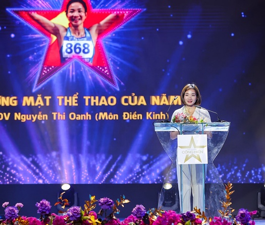 Kỷ lục gia điền kinh Nguyễn Thị Oanh nhận danh hiệu Gương mặt thể thao của năm Giải thưởng Cống hiến