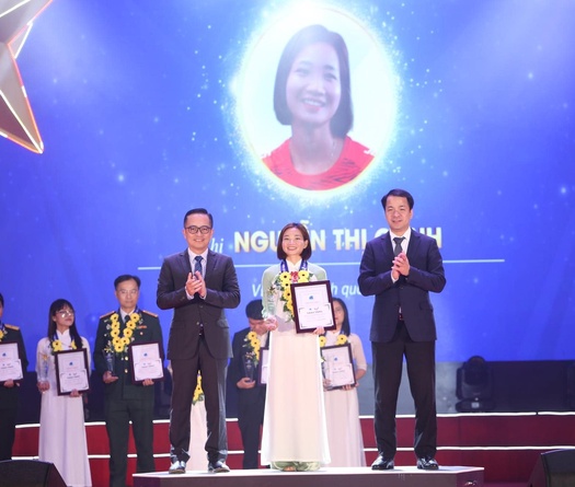 Nguyễn Thị Oanh nhận giải thưởng ý nghĩa trước thềm Giải Bán Marathon Quốc tế Việt Nam 2024 tài trợ bởi Herbalife