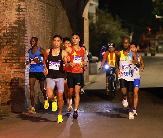 Nguyễn Văn Lai “rơi cúp” tại giải marathon Huế