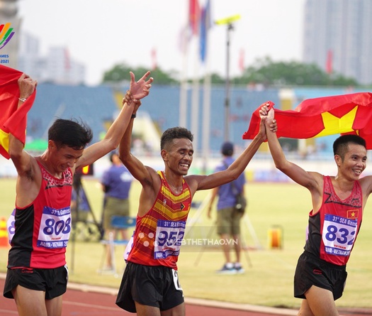 Lê Văn Thao đánh bại người hùng điền kinh Timor Leste tại Đại hội Sinh viên Đông Nam Á