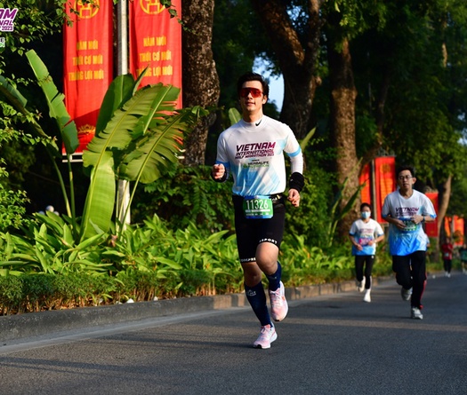 Diễn viên Nhan Phúc Vinh ‘đốt cháy” đường chạy Giải Bán Marathon Quốc tế Việt Nam 2023 tài trợ bởi Herbalife Nutrition