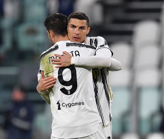 Cristiano Ronaldo bắt kịp cột mốc ghi bàn của Pele