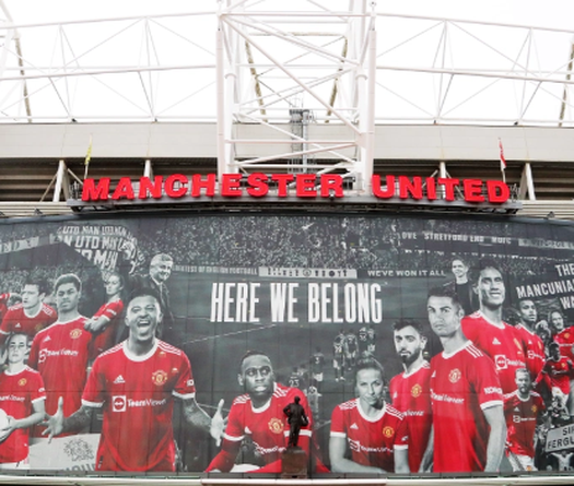 MU tô khuôn mặt Ronaldo trên bức tranh tường ở sân Old Trafford