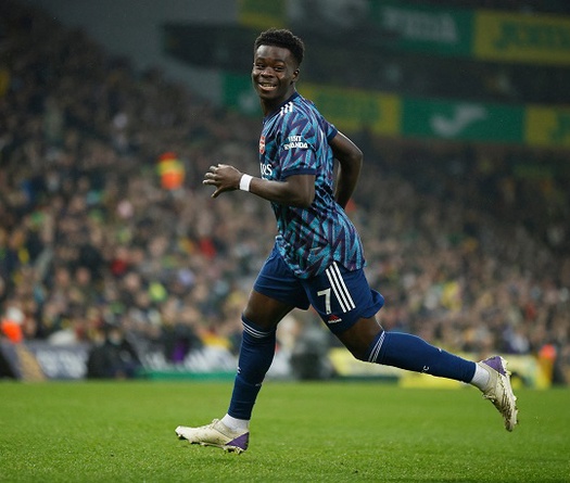 Saka lập kỳ tích cùng Arsenal trong Ngày tặng quà