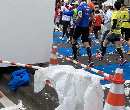 Chuyện xả rác ở một trong 6 giải marathon lớn nhất hành tinh