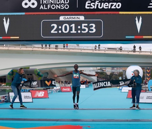 Chàng trai Kenya 23 tuổi lập hàng loạt kỷ lục khi lần đầu chạy marathon