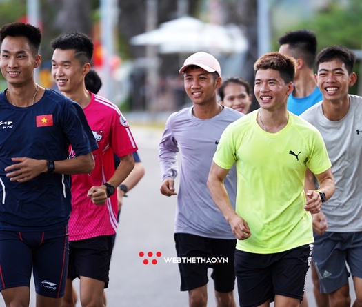 Những bài tập đầy tiếng cười trên đường chạy Tiền Phong Marathon 2022 tại Côn Đảo