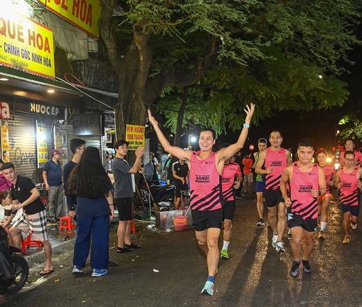 Gần một vạn VĐV tham dự giải chạy đêm Hà Nội VnExpress Marathon 2022