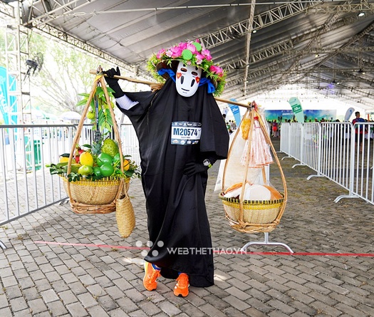 Bác sĩ hóa trang Vô Diện gánh đặc sản bánh tráng Tây Ninh chinh phục BaDen Mountain Marathon