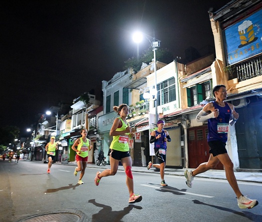 Giải marathon đầu tiên ở Việt Nam lập kỷ lục gần 3000 người chạy 42km