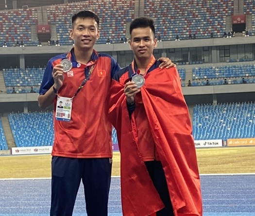 Chàng trai khiếm thị đầu tiên hoàn thành marathon giành HCV tại giải điền kinh người khuyết tật quốc gia